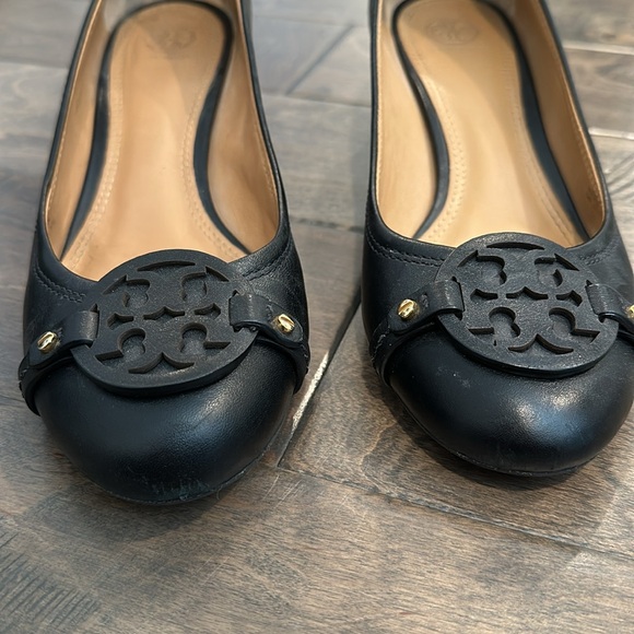 Tory Burch Logo Pumps - Picture 2 of 6